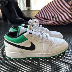 Nike White and Green Sneakers Low-Top Design